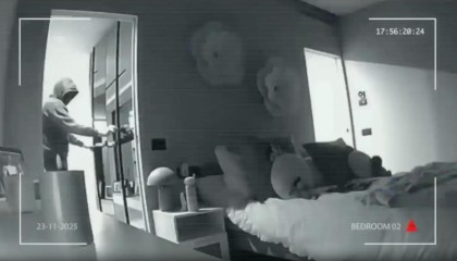 世界杯app下载-瓦尔迪和妻子曝光了去年被偷时的监控画面，几名窃贼均带有武器